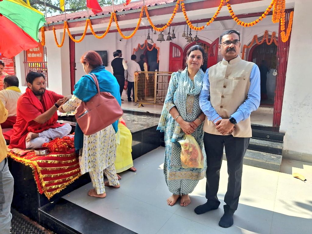 dwitendrMishr1's tweet photo. या देवी सर्वभुतेषु मातृरूपेण संस्थिता ।
नमस्तस्यै नमस्तस्यै नमस्तस्यै नमो नमः ॥🌼

आज नगर कुल देवी मां महामाया का आशिर्वाद लेने का सौभाग्य प्राप्त हुआ 🌼 https://t.co/3fGokWFczQ