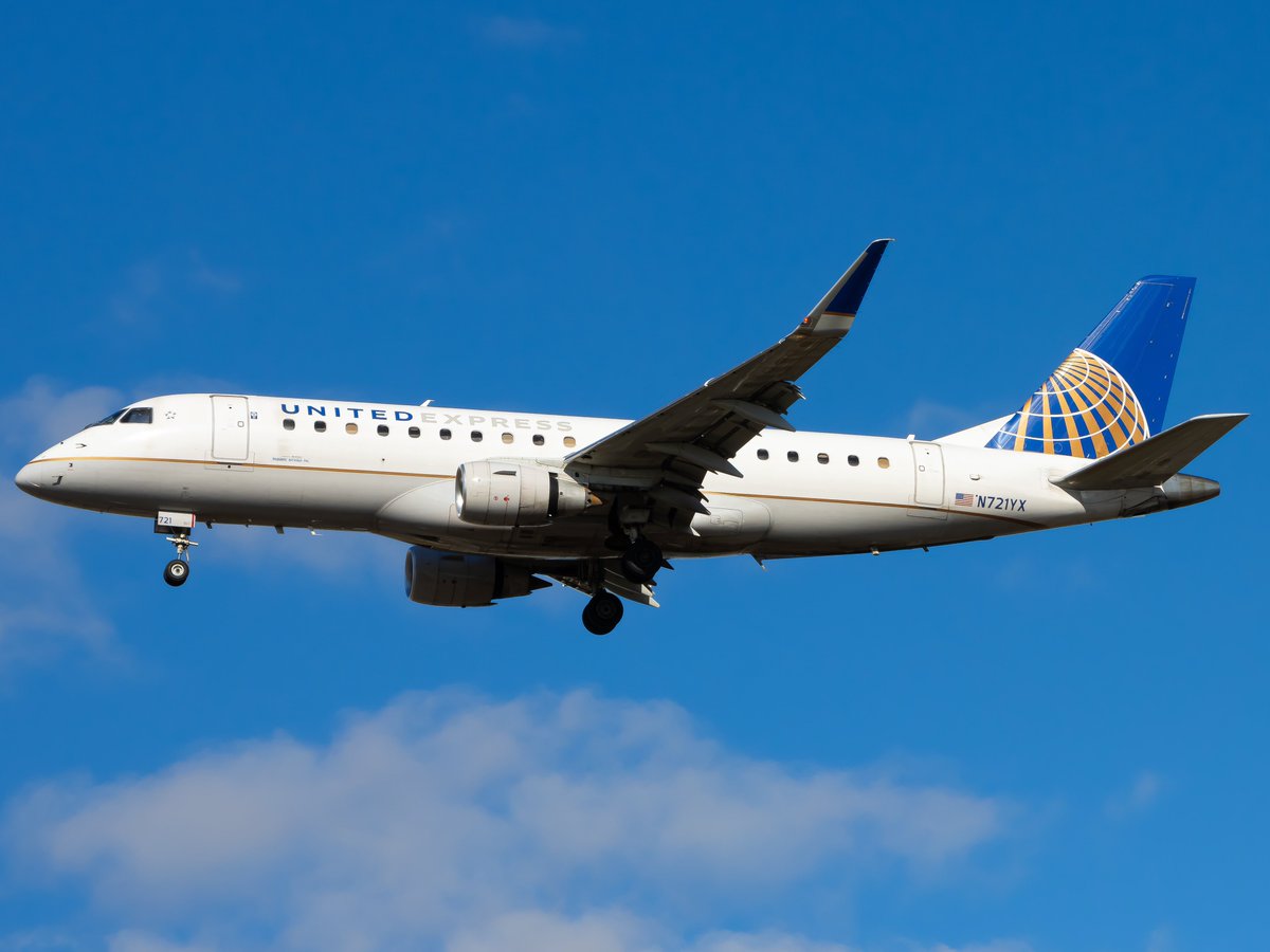 United Express Embraer E175 operated by Republic Airways landing on runway 24L

#CYYZ #Embraer #EmbraerE170 #EmbraerE175 #E175 #Embraer175 #UnitedAirlines #UnitedExpress #RepublicAirways