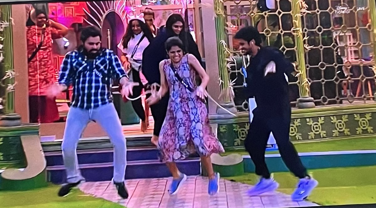 Wow manmadha raasa song dance by trio 😂😂😂

#BiggBossTamil7