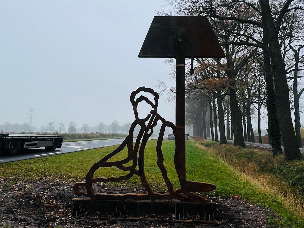 ‘t Praotvolk: Vandaag zijn de beelden van Mirjan Koldeweij geplaatst langs onze weg: de beelden Wily, Livia en Annie. 
De Nettelhorsterweg daor krie’j praot van!
#Praotvolk 1