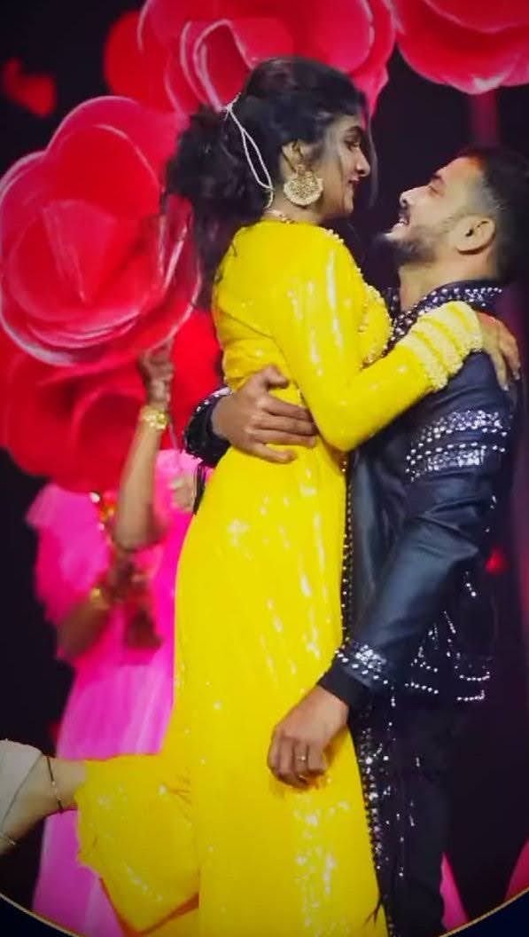 ARDHAMBARDHA PREMAKATHE FT ARVIYA