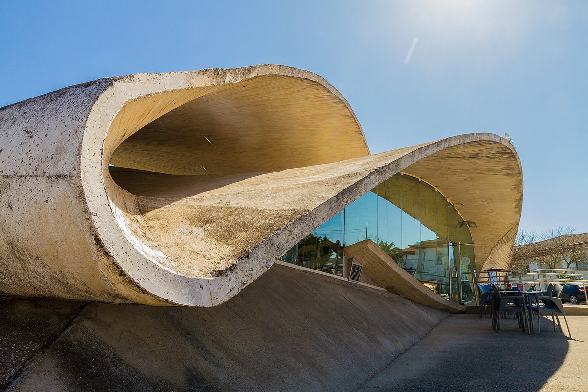 Donde menos te lo esperas, en un pueblecito extremeño, hay una joya de la vanguardia. 
Un edificio líquido que parece dibujado por las manos de un niño que vuela una cometa. 

En #LaBrasaTorrijos, la historia de la estación de autobús de Casar de Cáceres.

🧵⤵️