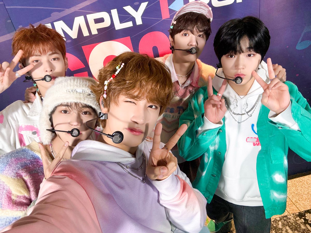 [📸] ✨231201 아리랑 TV #SimplyKPop✨

우리의 팥붕 슈붕 핫초코 💗루네이브💗
12월도 루네이브랑 행복한 추억 가득 만들어요➰

#루네이브 #LUN8wave #여기붙어라 #Playground
#여기붙어라_Playground #루네이트 #LUN8