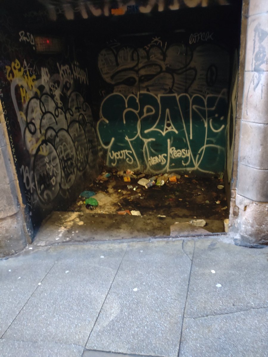 RichardKerley's tweet photo. #EdinburghPub (Views from the doorway). First in a series . Guess? https://t.co/jJTO78scGJ