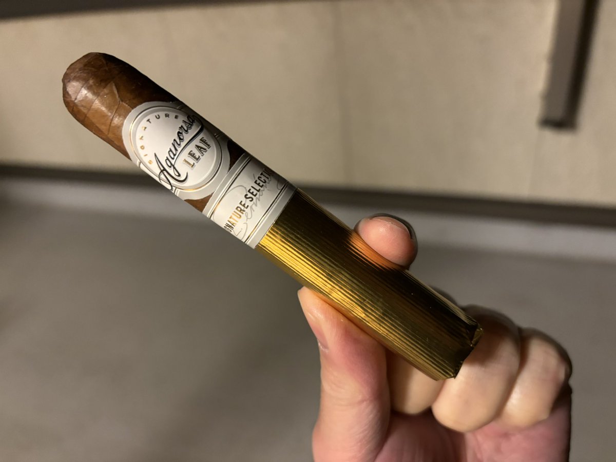 eiji_stroganoff's tweet photo. フィンガーチョコみたいな包み紙。とにかく寒いです。
#AganorsaLeaf #SignatureSelection #Robusto #cigar #Nicaragua https://t.co/vDcp1suSSQ