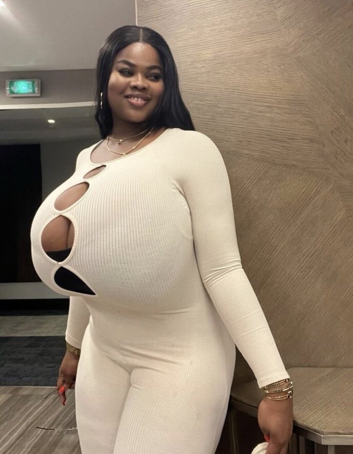Busty On Cam tweet media