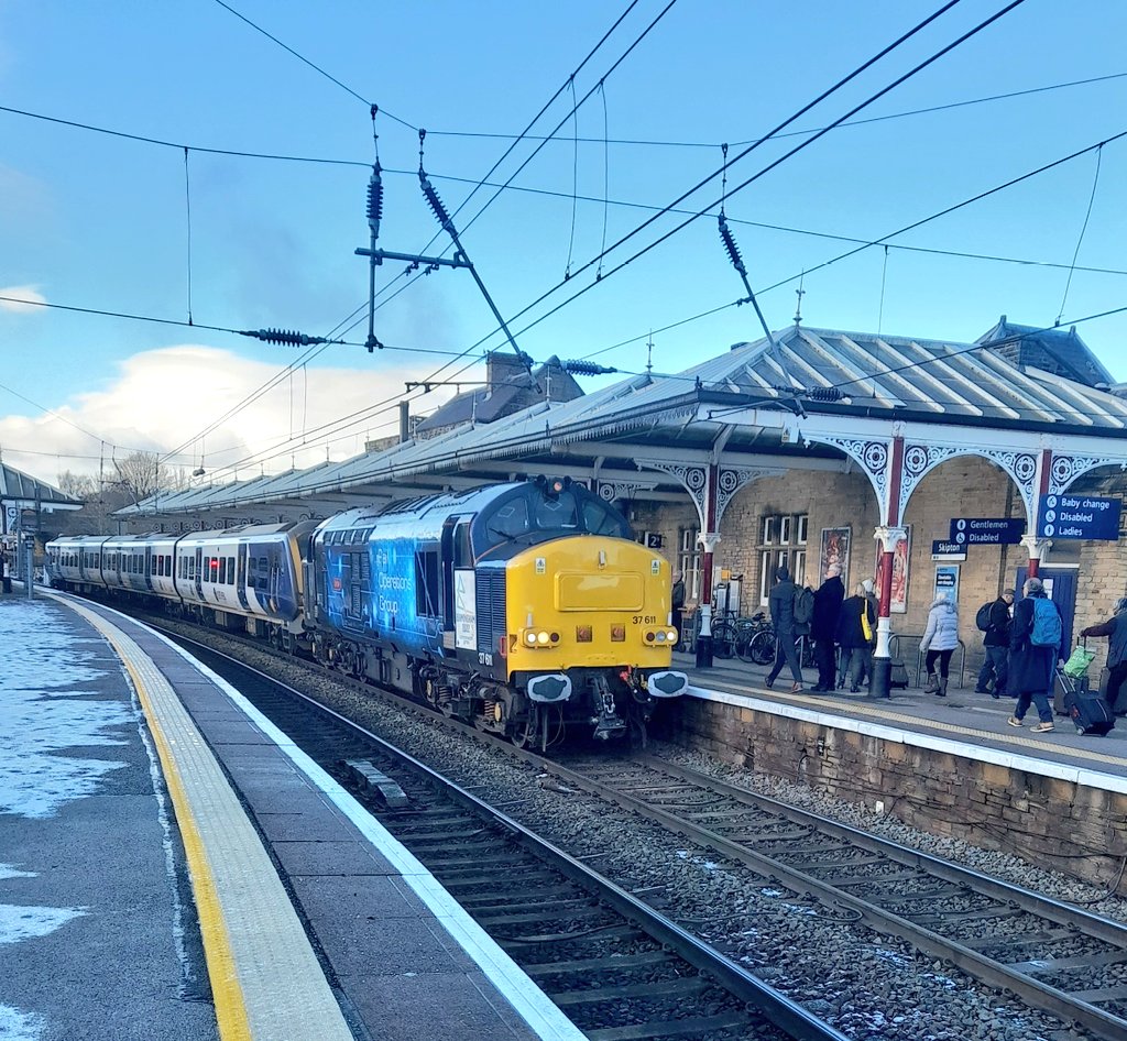wallygridboy's tweet photo. #classictraction 37611 on arrival at Skipton on 5Q17 0734 Allerton Depot-Skipton Broughton Road CS with 331009 on transfer. https://t.co/4iYaVGQeK1