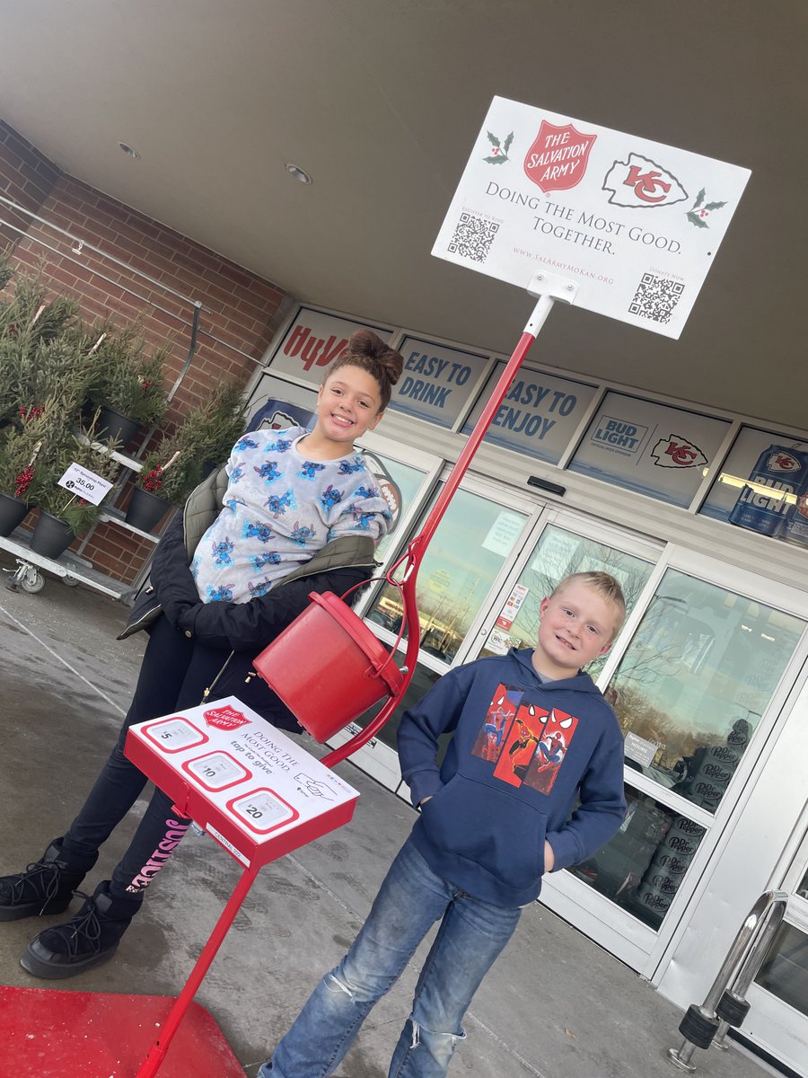 RyanSouza_9009's tweet photo. Our Student Leadership Team provided service to our community by ringing the bell last night!  They will be there tonight at HyVee on 23rd Street from 4-7pm!  Proud of our leaders!  #FortProud https://t.co/4QspmsKgMZ