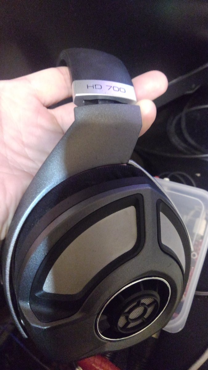 masa194masa's tweet photo. ゼンハイザーHD700
このヘッドフォン、なぜか中古も少ないのよねー💦
でもいいヘッドフォンだと思うけどなー🙄

#歌い手さんMIX師さん動画師さん絵師さんPさんと繋がりたい 
#dtmr
#DTM #音楽好き #オリジナル曲
#ヘッドフォン
#ゼンハイザー https://t.co/Z4HeTrhTVt