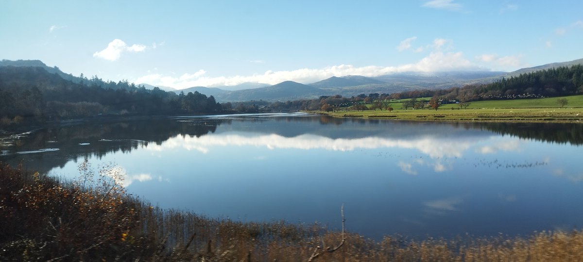 Diwrnod bendigedig ar lein Dyffryn Conwy heddiw 'ma.

Stunning day on the @LeinDconwyVLine today. Superb views from Glan Conwy &amp; Tal y Cafn stations. <a href="/tfwrail/">Trafnidiaeth Cymru Trenau Transport for Wales Rail</a>