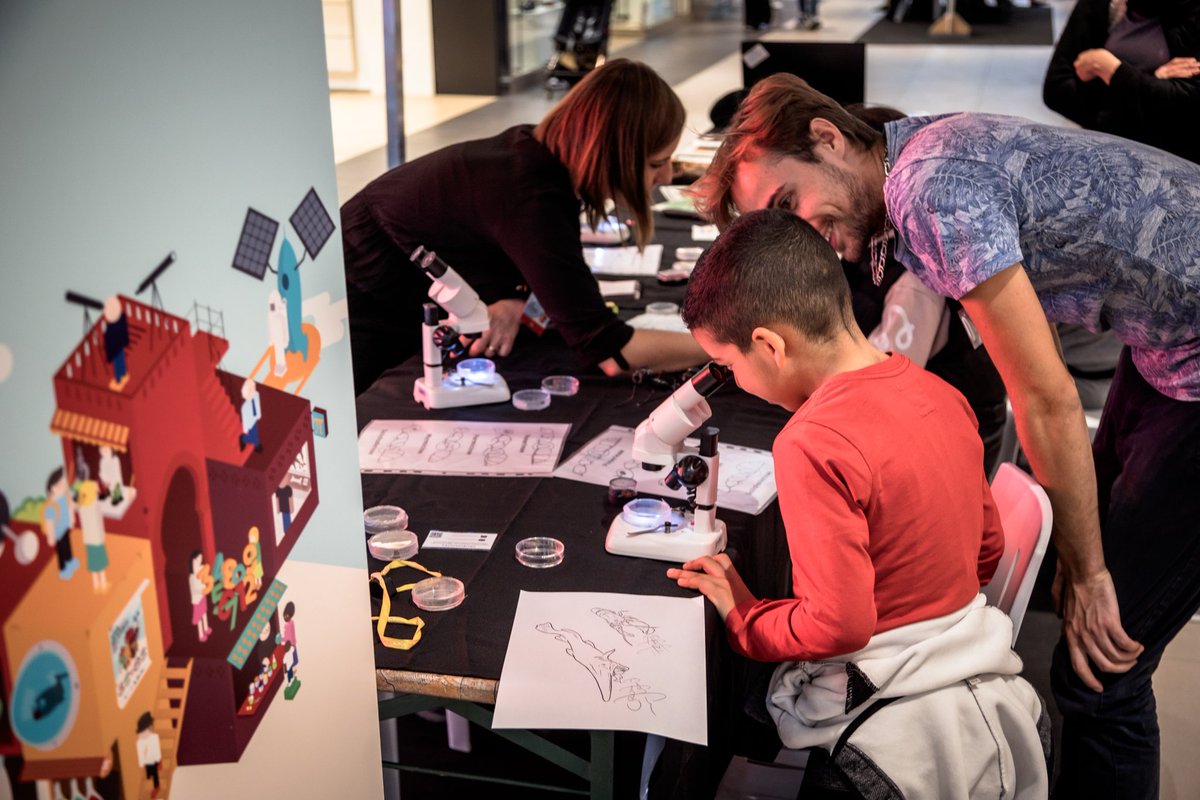 WalkerAnnabel2's tweet photo. Retour sur le #SoukDesSciences2023 sous l'oeil du 📸 Fred Bruneau pour @univamu.
> 21 800 personnes ont visité  le centre commercial Avant Cap de Plan de campagne dont 1 700 autour des ateliers comme sur notre stand "fourmidable" 🐜🐜🐜😃 (association E4) https://t.co/WiNaOKfcZo
