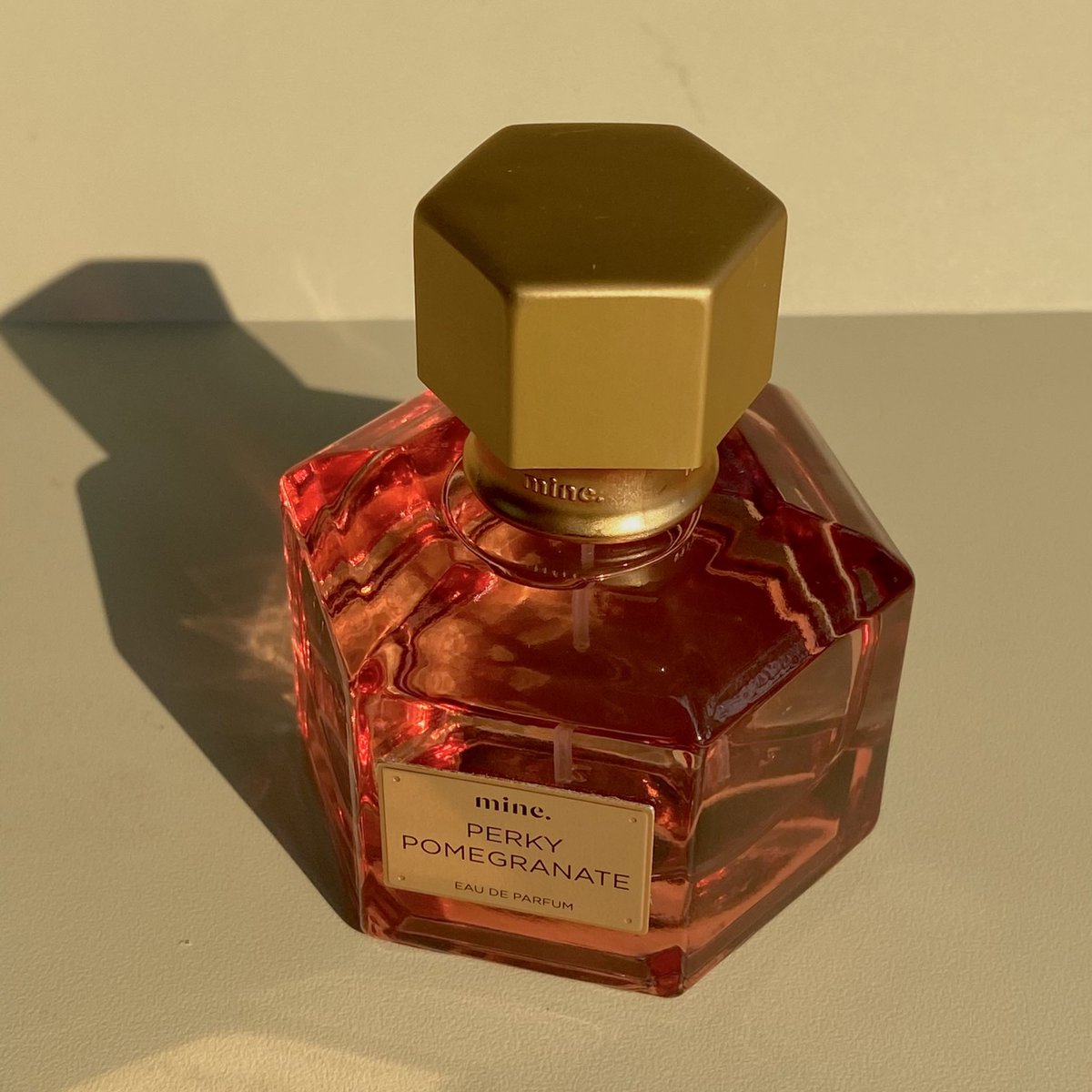 smnsia's tweet photo. Review parfum Perky Pomegranate nya @mineperfumery 🎀

Sillage 8/10
Projection 8.5/10
Longevity 8.8/10 (-+ 5-6 jam) https://t.co/1vMS88Jvuu