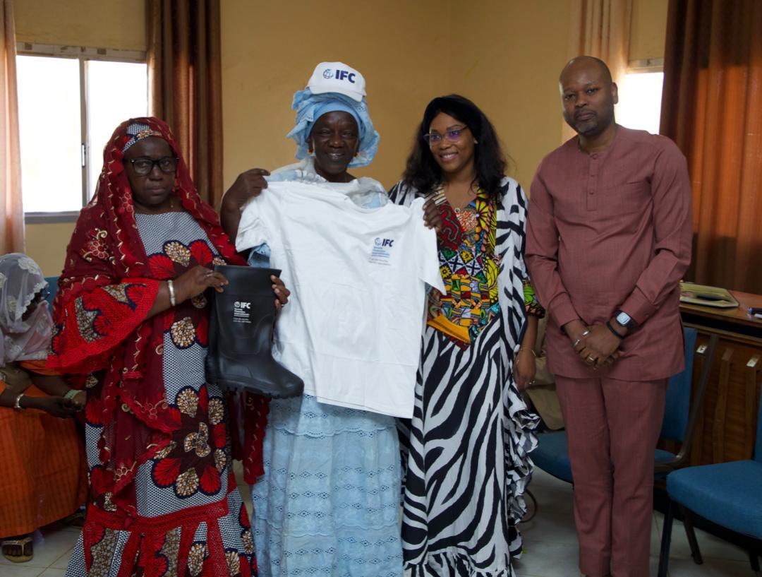 buyoya_olivier's tweet photo. Jour 2 de la tournée d’@ifc_fr & @BM_Afrique dans la vallée du Fleuve #Sénégal: Nous avons eu l’honneur d’être reçus par le réseau des #femmes agricultrices du nord #REFAN soutenu par @onufemmesSN qui nous ont exposé leur mission, réalisations & défis liés à la culture du #riz https://t.co/fjZzYxYYjV