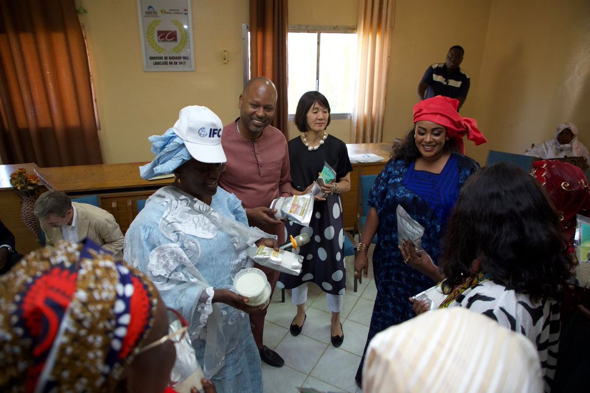buyoya_olivier's tweet photo. Jour 2 de la tournée d’@ifc_fr & @BM_Afrique dans la vallée du Fleuve #Sénégal: Nous avons eu l’honneur d’être reçus par le réseau des #femmes agricultrices du nord #REFAN soutenu par @onufemmesSN qui nous ont exposé leur mission, réalisations & défis liés à la culture du #riz https://t.co/fjZzYxYYjV