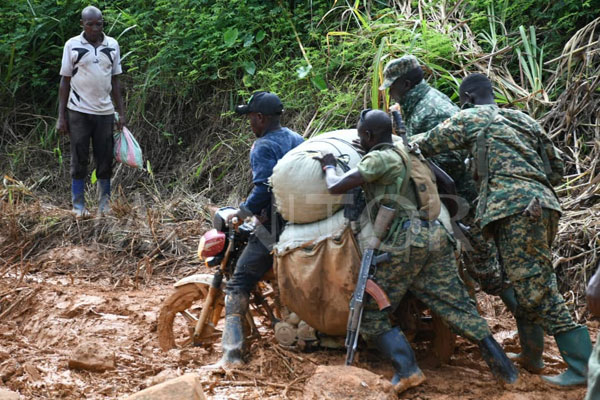 GeorgesKisando's tweet photo. #RDC_Opérations #Sujaa @FARDC_off _UPDF contre l'ADF: l'armée Ougandaise éprouve des difficultés de fournir la logistique aux soldats engagés sur le front en raison des routes impraticables en province de l'Ituri. Le commandant de la division de montagne de l'UPDF, le général de division Dick Olum, qui supervise l'opération Shujaa, dénonce le mauvais état des routes de la province, en particulier dans le secteur 4.
@DailyMonitor