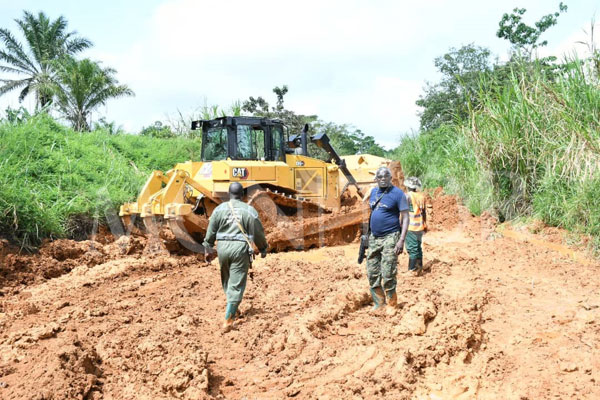GeorgesKisando's tweet photo. #RDC_Opérations #Sujaa @FARDC_off _UPDF contre l'ADF: l'armée Ougandaise éprouve des difficultés de fournir la logistique aux soldats engagés sur le front en raison des routes impraticables en province de l'Ituri. Le commandant de la division de montagne de l'UPDF, le général de division Dick Olum, qui supervise l'opération Shujaa, dénonce le mauvais état des routes de la province, en particulier dans le secteur 4.
@DailyMonitor