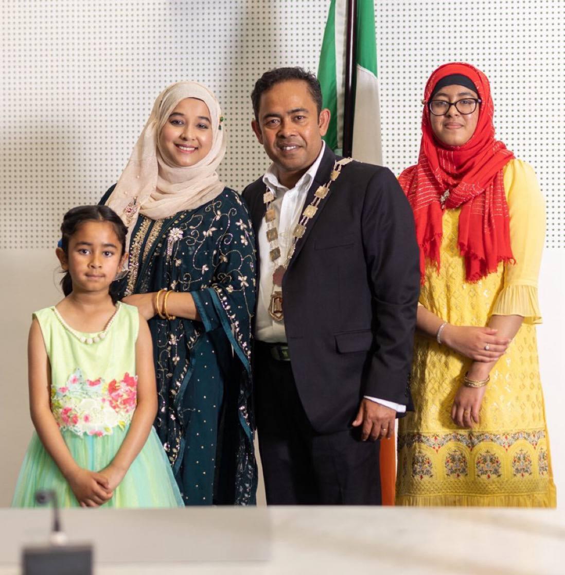 herqles_es's tweet photo. 🇮🇪 | El primer alcalde bangladesí de Irlanda, Azad Talukder, dice que los irlandeses que protestaron contra el apuñalamiento de los niños de Dublín deberían «recibir un tiro en la cabeza o ser asesinados a golpes en público».

Azad emigró de Bangladesh y fue taxista antes de ser elegido alcalde en zonas de demografía predominantemente musulmana.