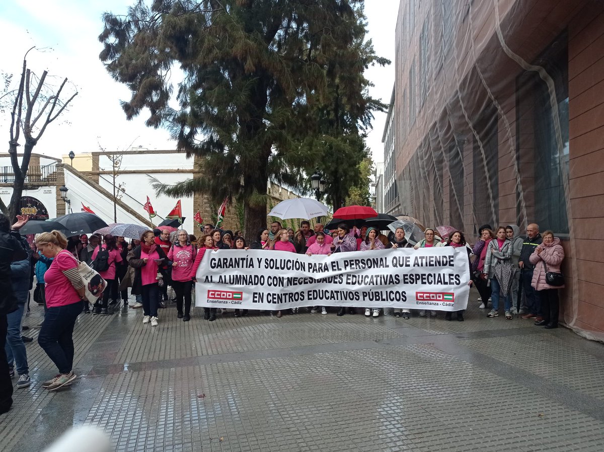 feccooand's tweet photo. 📢 Nuevas concentraciones y no vamos a desistir de la huelga indefinida hasta que tengamos una solución. ¡¡¡PTIS en lucha!!! Hasta que @EducaAnd y el gob. de @AndaluciaJunta no de garantía y solución para las y los que atienden al alumnado NEAE en los centros educativos públicos https://t.co/2BAe7P9cZt