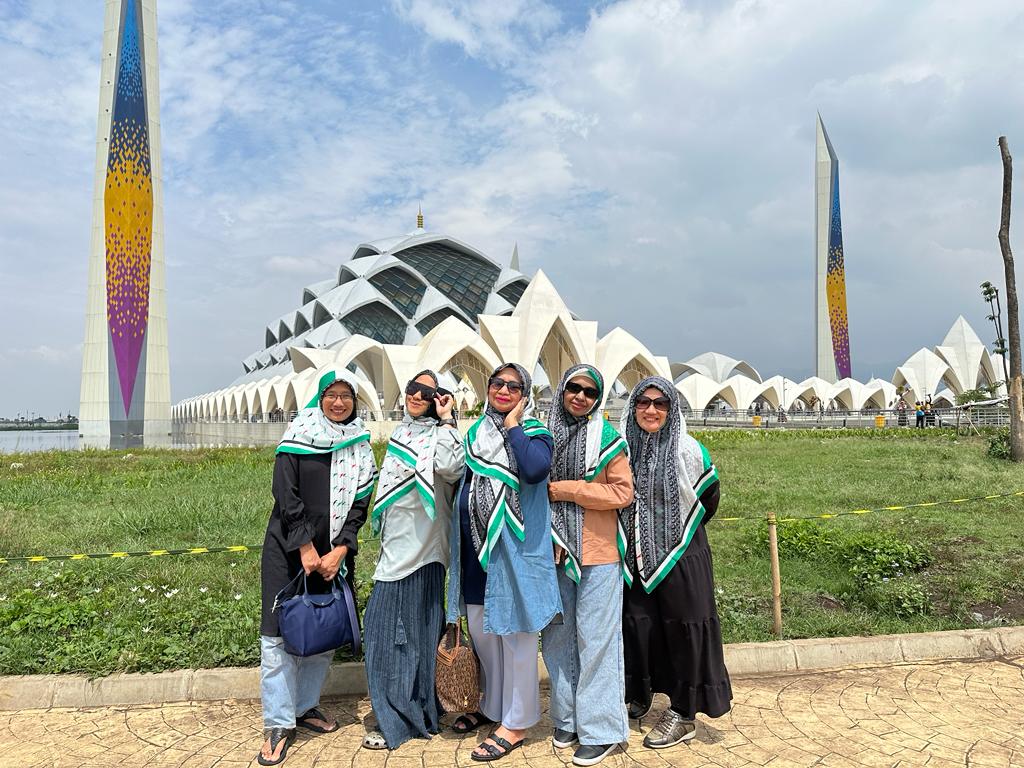 Mampir sebentar di Masjid Al Jabbar Bandung