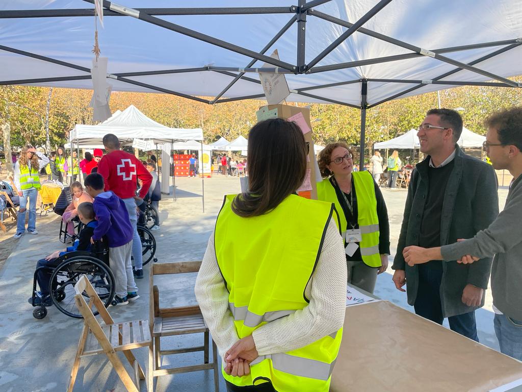 matarocat's tweet photo. Avui es fa la jornada "Tot és Possible, Canviem la Mirada" al Parc Central de #Mataró
👨‍🦼150 alumnes de 5 escoles de la ciutat han participat aquest matí en les activitats proposades per les entitats: @ONCE_oficial, @sordmat, @FundacioMaresme, @entitatecom, @DiverMataro i CFP https://t.co/MHXBUuCimb