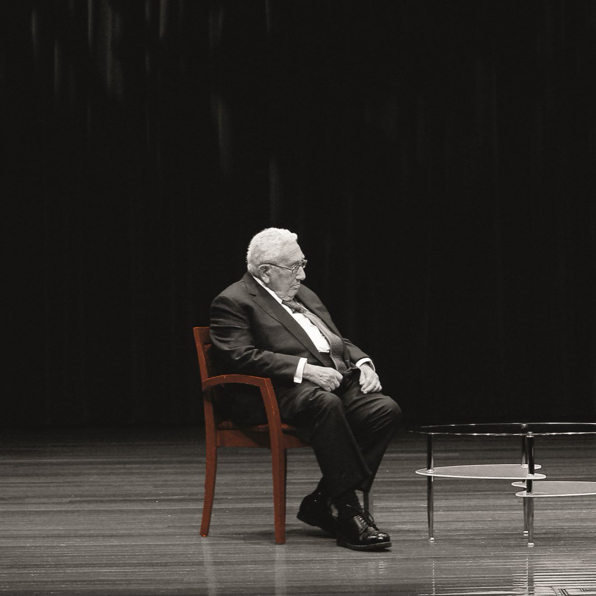 JacobinBrasil's tweet photo. Viva
O cretino morreu
Vamos comemorar
Para não chorar do vício
Deixe seus colegas chorarem
E engula suas lágrimas.
(Mário Benedetti)

Henry Kissinger morreu aos 100 anos. Os bons morrem cedo. https://t.co/WArVhYEAO5