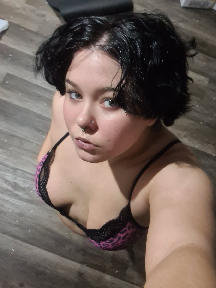 Dramatic_D_Fire's tweet image. Dirty floor, who's going to lick my feet clean?