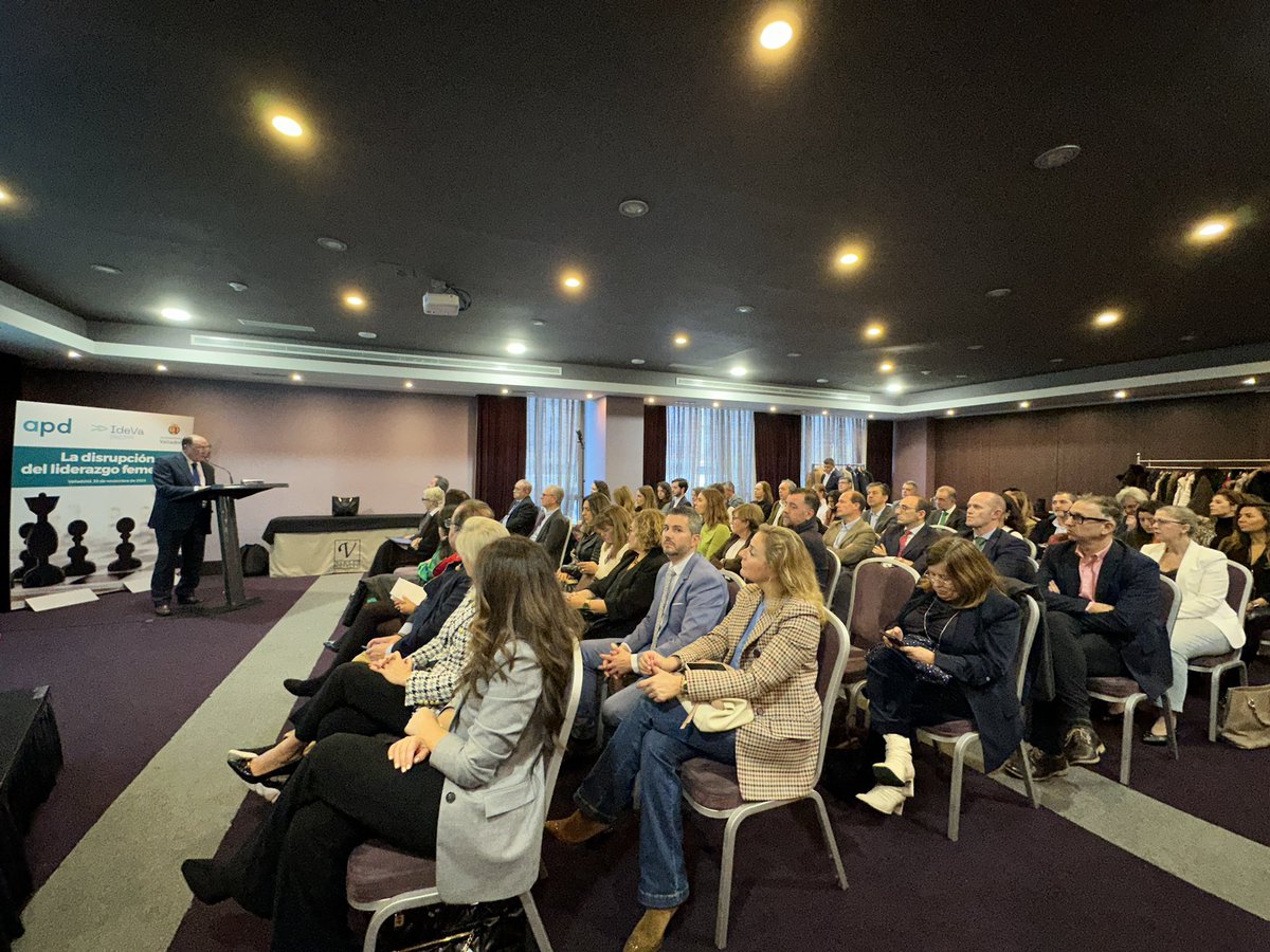 Interesante y motivador encuentro bajo el título ‘La disrupción del liderazgo femenino’ organizado por @APDasociacion con @ideva_agencia El presidente de APD en Castilla y León, Carlos Moro, y la concejala de Modernización Administrativa, Silvia Tomillo abren la jornada