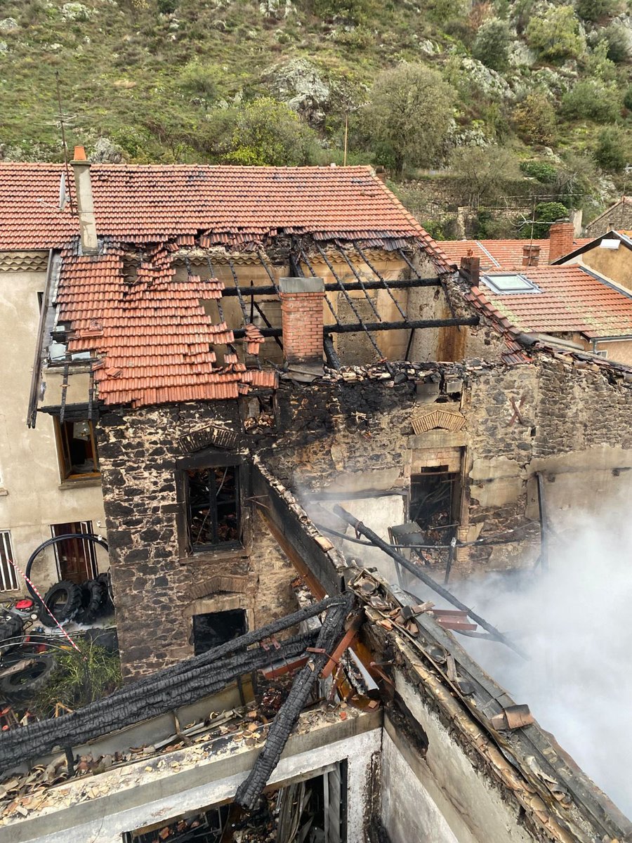 Prefet07's tweet photo. [Point de situation #Incendie d’#Andance ]🔥

Dans la nuit du 29 au 30 novembre, un incendie s’est déclaré rive droite du Rhône, dans l’atelier de matériels de motoculture, jouxtant le pont d’Andance.

La chaleur dégagée par l’incendie aurait dégradé la résistance mécanique des torons de l’ouvrage, et par conséquent, potentiellement affaibli sa capacité portante. 

⛔️ La sécurité des usagers de la route n’étant plus assurée, le pont est fermée à la circulation (RD86b) pour une période indéterminée et une déviation par les ouvrages de #Serrieres et St Vallier/#Sarras a été mise en place. 

🙏 Merci au @SDISPompiers07 qui reste mobilisé jusqu’à ce que les derniers foyers résiduels soient totalement éteints. 

La préfète de l’Ardèche salue également l’engagement de la @Gendarmerie_007, des équipes municipales, de la Croix-Rouge, des services de la Direction des Déplacements du @Ardeche_07 et de tous les partenaires mobilisés depuis cette nuit.