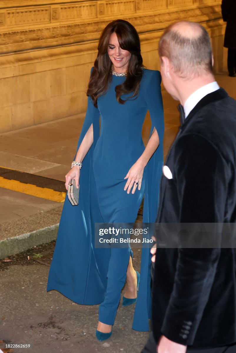 Our beautiful #PrincessCatherine🤍🩵🤍🖤
The both look fabulous. 
I love when #PrinceWilliam wears a velvet dinner jacket 🖤
#RoyalVarietyPerformance