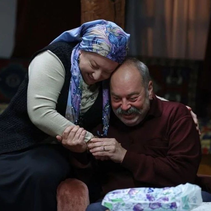 EvitaChris3's tweet photo. Döndü & Muammer - They lost two babies, found their oldest son after many years, had their ups and downs, almost lost their youngest son and yet they stayed together loving and supporting each other.
#GönülDaği #DonMu https://t.co/lsGFIaLBVW