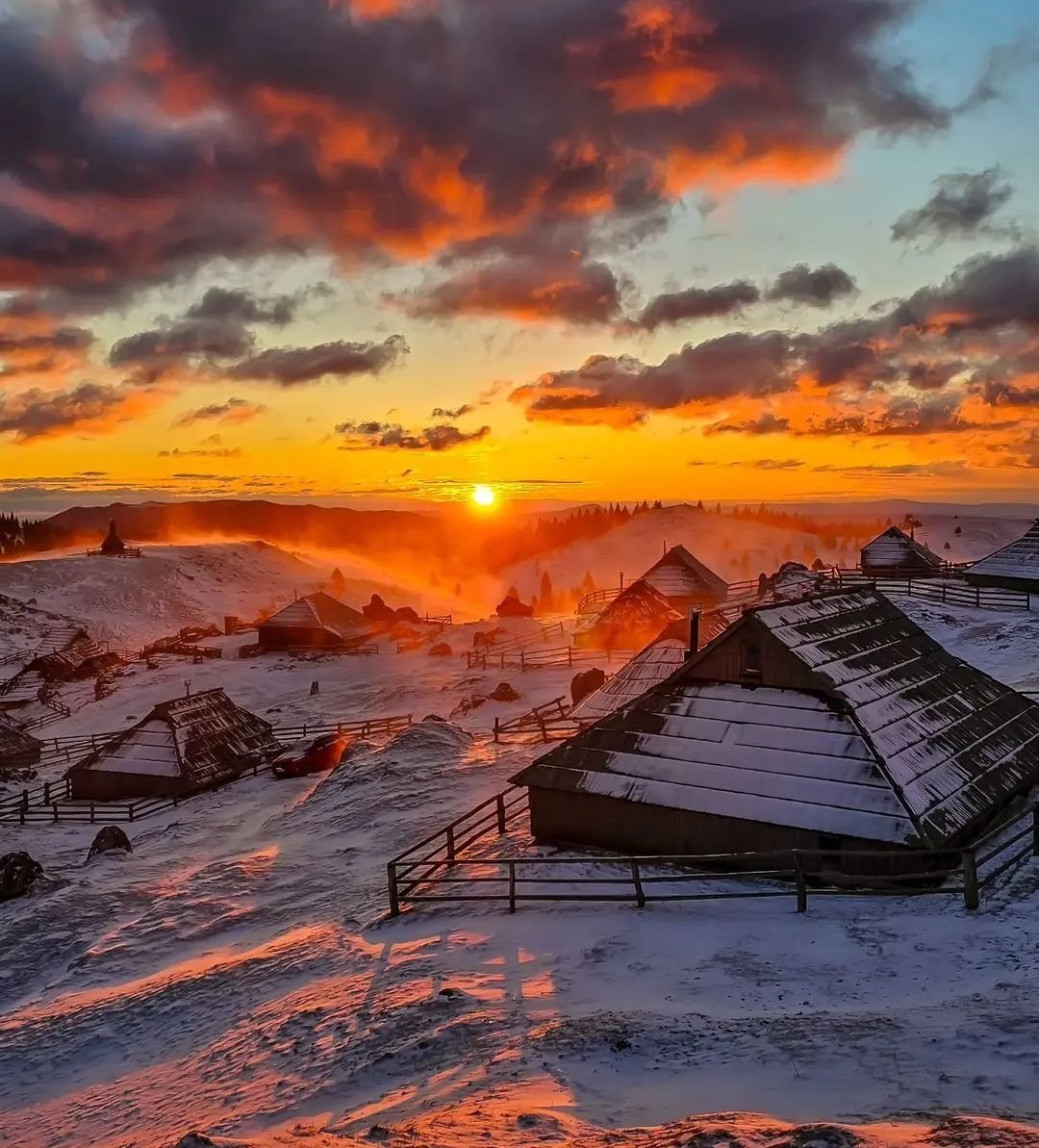 Sunrise and wind on Velika planina #Slovenia 📸 Anamari Ločičnik