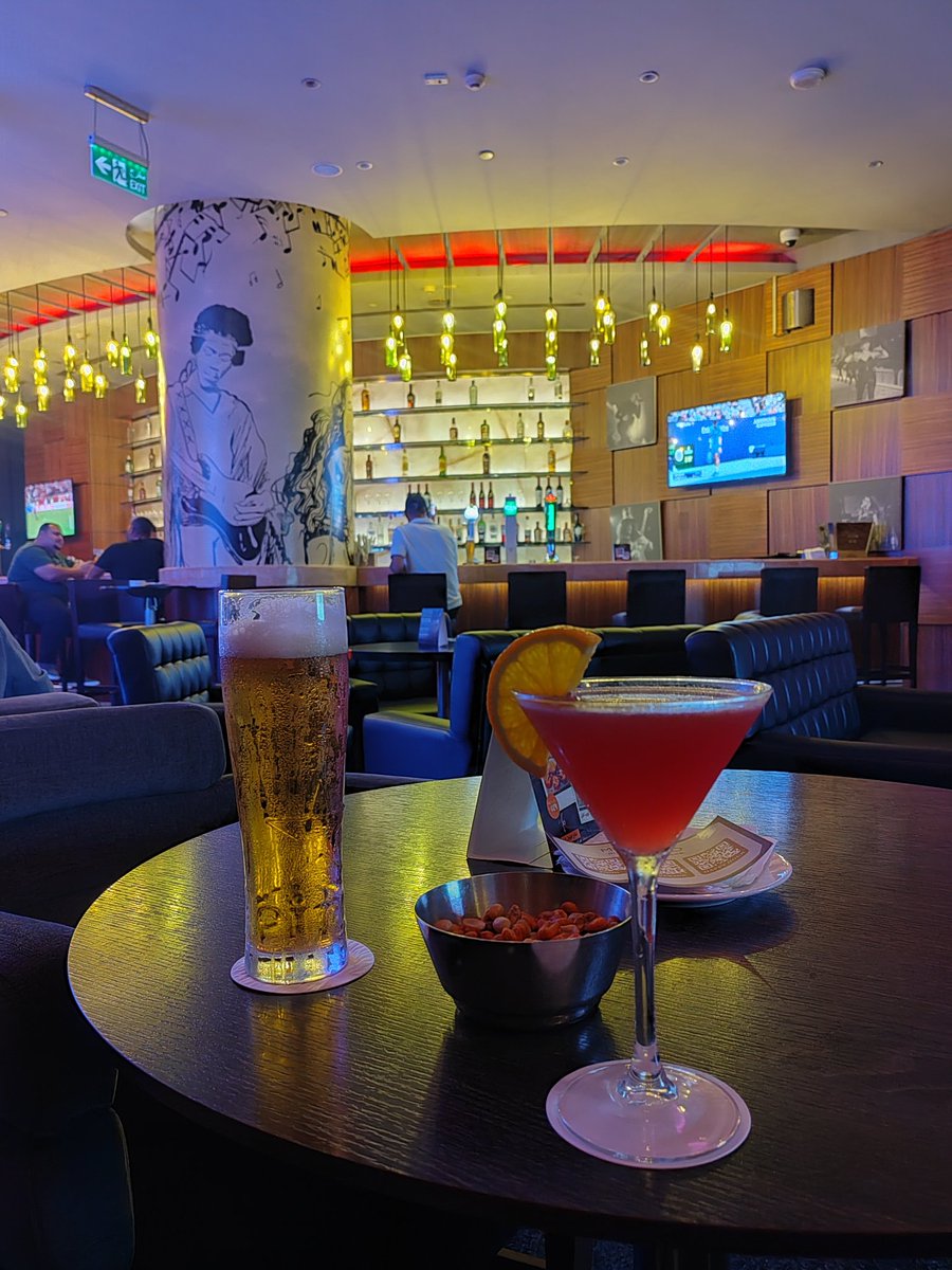 DebbzNyamu's tweet photo. Cosmo o'clock 🥂 #DeeWorld🌍 https://t.co/OazlQ5pZim