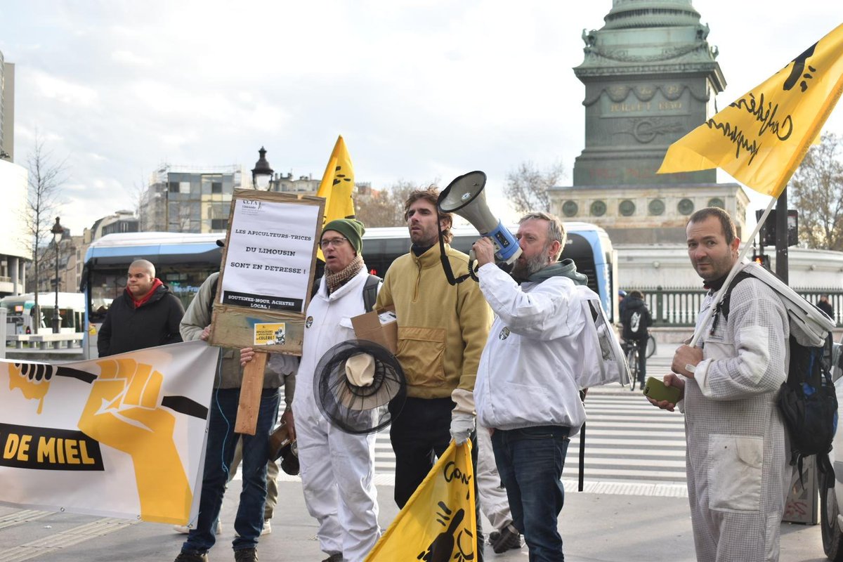 ConfPaysanne's tweet photo. #apiculture : une délégation de la @ConfPaysanne  a été reçue au cabinet du ministre de l'agriculture cet après midi. 👉https://t.co/c5C58aw50y 👇
La manifestation s'est achevée place de la Bastille.
🍯🐝Près de 150 apiculteur·trices se sont mobilisé·es@UNAFapiculture #SNA #FFAP https://t.co/Pp7jaWMqJK