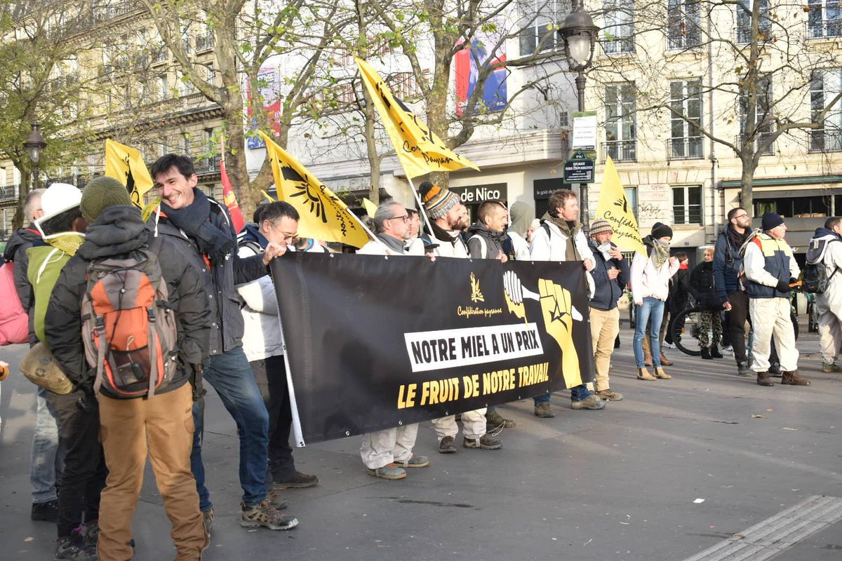 ConfPaysanne's tweet photo. #apiculture : une délégation de la @ConfPaysanne  a été reçue au cabinet du ministre de l'agriculture cet après midi. 👉https://t.co/c5C58aw50y 👇
La manifestation s'est achevée place de la Bastille.
🍯🐝Près de 150 apiculteur·trices se sont mobilisé·es@UNAFapiculture #SNA #FFAP https://t.co/Pp7jaWMqJK