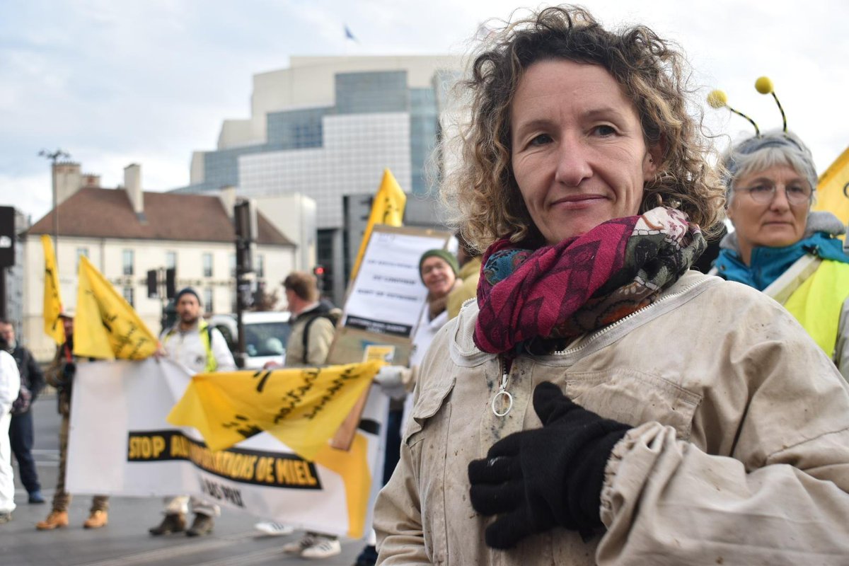 ConfPaysanne's tweet photo. #apiculture : une délégation de la @ConfPaysanne  a été reçue au cabinet du ministre de l'agriculture cet après midi. 👉https://t.co/c5C58aw50y 👇
La manifestation s'est achevée place de la Bastille.
🍯🐝Près de 150 apiculteur·trices se sont mobilisé·es@UNAFapiculture #SNA #FFAP https://t.co/Pp7jaWMqJK