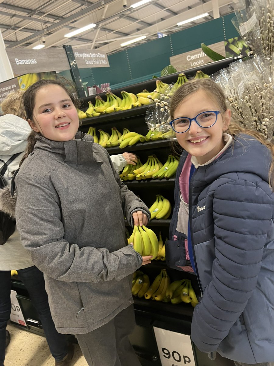 MrsKehoeHead's tweet photo. A huge thank you to @TescoMaesteg for their kind donation of £50 towards our shopping for Big Bocs Bwyd. Because of you, our school families will greatly benefit at such a difficult time of year. Your work supporting community causes and events really is incredible! @LlangynwydS https://t.co/HmkXFrpLdW
