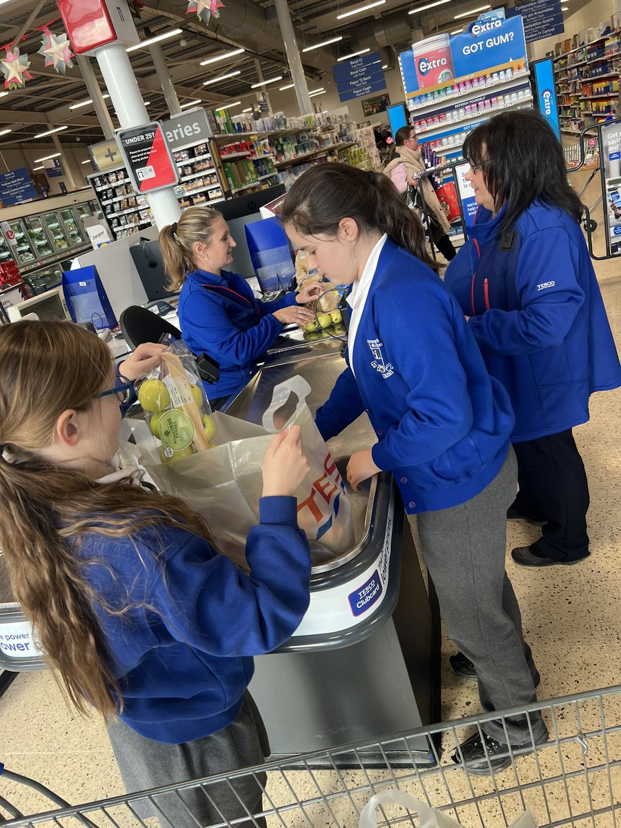 MrsKehoeHead's tweet photo. A huge thank you to @TescoMaesteg for their kind donation of £50 towards our shopping for Big Bocs Bwyd. Because of you, our school families will greatly benefit at such a difficult time of year. Your work supporting community causes and events really is incredible! @LlangynwydS https://t.co/HmkXFrpLdW