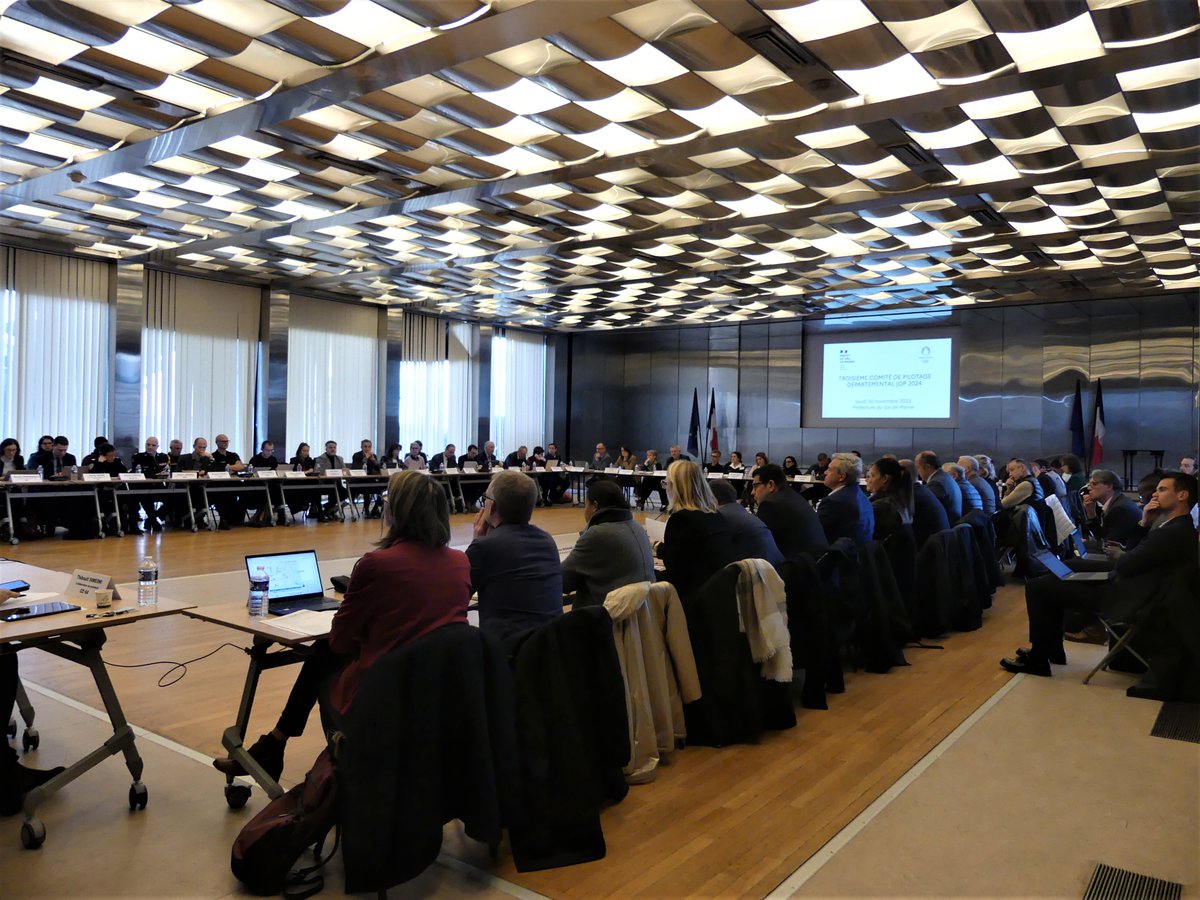 Prefet94's tweet image. #JO2024 | Sophie Thibault, @prefet94 préside en présence de @Ocapitanio94, président @valdemarne_94, COJO @Paris2024, représentants des collectivités territoriales, @cdos94 &amp;amp; services de l’État, le comité de pilotage pour la préparation des @jeuxolympiques et paralympiques 2024