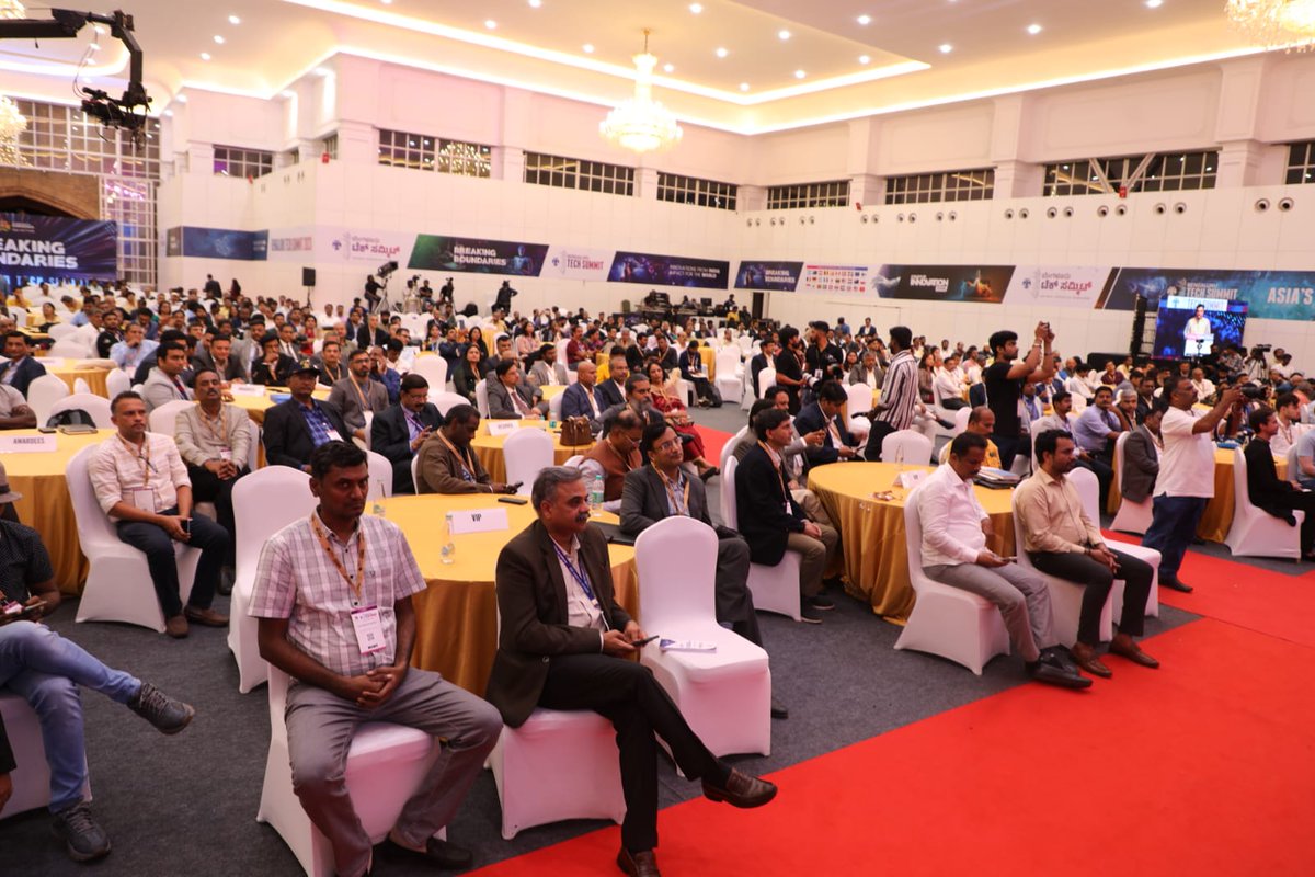 Shri @arvindtw, Director General of @stpiindia, welcomed attendees to the launch of the Center of Excellence and its Arts Open Challenge program, emphasizing the celebration of STPI units' milestones. The inauguration of the 23rd Center of Excellence, a historical moment, was…