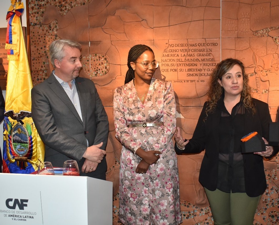 Fedexpor's tweet photo. Autoridades de #Fedexpor entregaron un reconocimiento a @susananuages, representante de @AgendaCAF en Ecuador. Durante este período destacamos su respaldo al trabajo de mujeres en comercio exterior, así como el impulso a  nuevos exportadores desde un enfoque sostenible.
@fribade https://t.co/6vFzHLs7uu