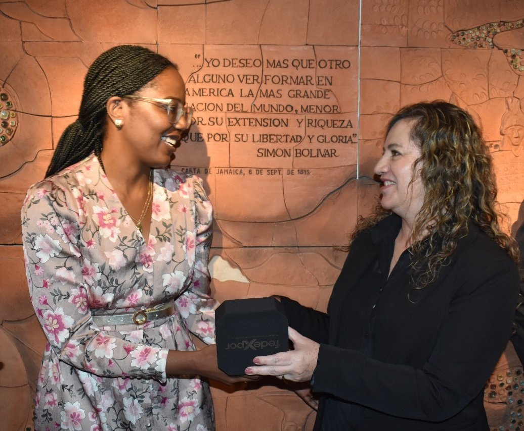 Fedexpor's tweet photo. Autoridades de #Fedexpor entregaron un reconocimiento a @susananuages, representante de @AgendaCAF en Ecuador. Durante este período destacamos su respaldo al trabajo de mujeres en comercio exterior, así como el impulso a  nuevos exportadores desde un enfoque sostenible.
@fribade https://t.co/6vFzHLs7uu