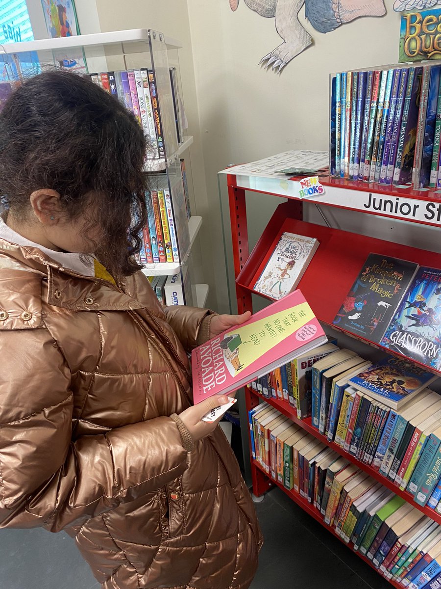 missokinloch's tweet photo. P7 had a fantastic time on their trip to the library. They took part in a research task, listened to a story from a @davidwalliams novel and even got to choose books to rent out! We are so lucky to have such a great facility on our doorstep! 📚🚪 @StFrancis_PS https://t.co/aaD4N04ftv