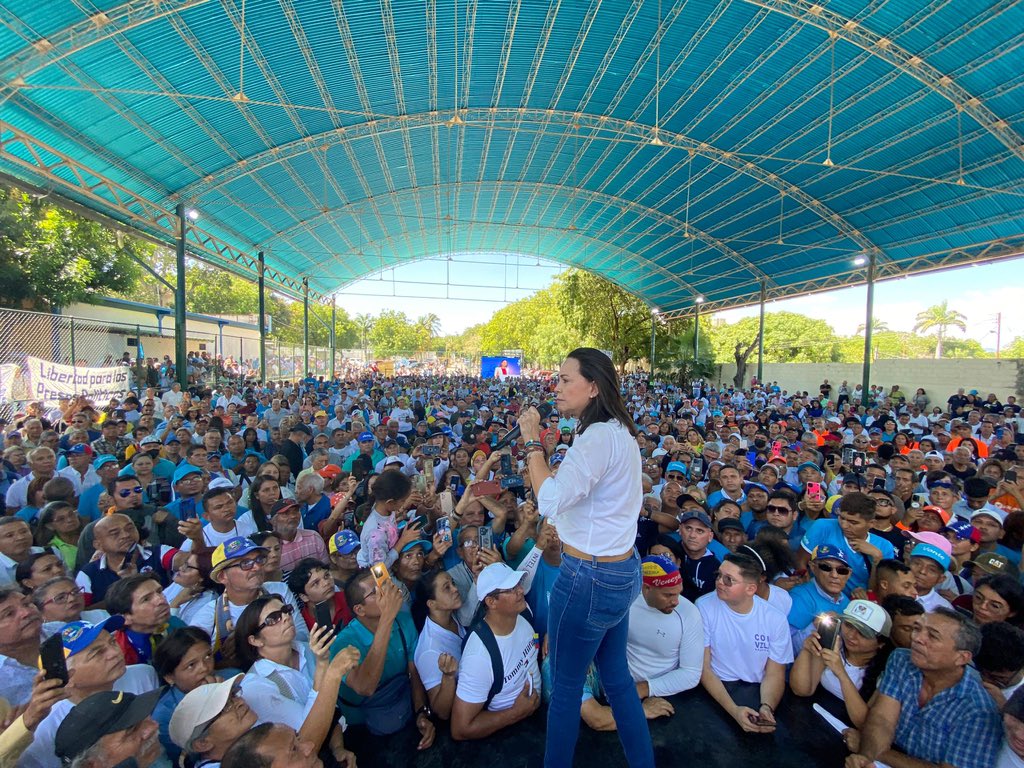 MariaCorinaYA's tweet photo. Yo no caigo en distracciones, ni piso peines. En lo que estoy concentrada es en construir la fuerza ciudadana para derrotar a Maduro o al que quieran ponerme en frente. 

El miedo que intentaron sembrarnos lo dejamos enterrado para siempre el 22 de octubre.

#Lara https://t.co/R7rVFt5W4t