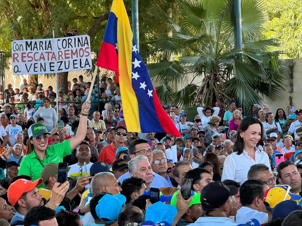 Yo no caigo en distracciones, ni piso peines. En lo que estoy concentrada es en construir la fuerza ciudadana para derrotar a Maduro o al que quieran ponerme en frente. 

El miedo que intentaron sembrarnos lo dejamos enterrado para siempre el 22 de octubre.

#Lara