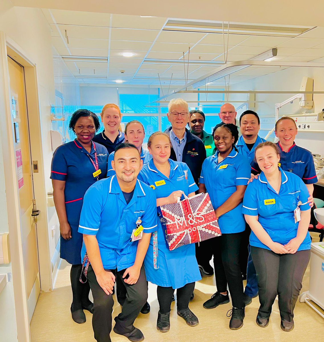 NiamhGavaghan's tweet photo. Lovely surprise on T6 @uclh today when @GBellingan &amp; @laurakelkag visited with 🍪🍩to recognise the teams commitment to vaccinations #protectyouself #protectyourpatients @TaraFeehilly @chrisdann https://t.co/OFsOUlGcqw