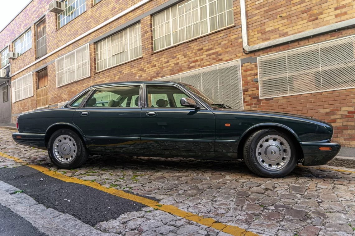 SentiMETAL_ZA's tweet photo. STOCK SPOTLIGHT! ๐ฌ๐ง
------------------------------------------
FOR SALE: 1998 Daimler Super V8 LWB
> 140 534 km
> 4.0L V8
> Classic British Luxury
PRICE: R249 000
=============================
MORE INFO > https://t.co/9YycFbbTQd
#classiccars #sentimetal https://t.co/sqHQKWRS5T