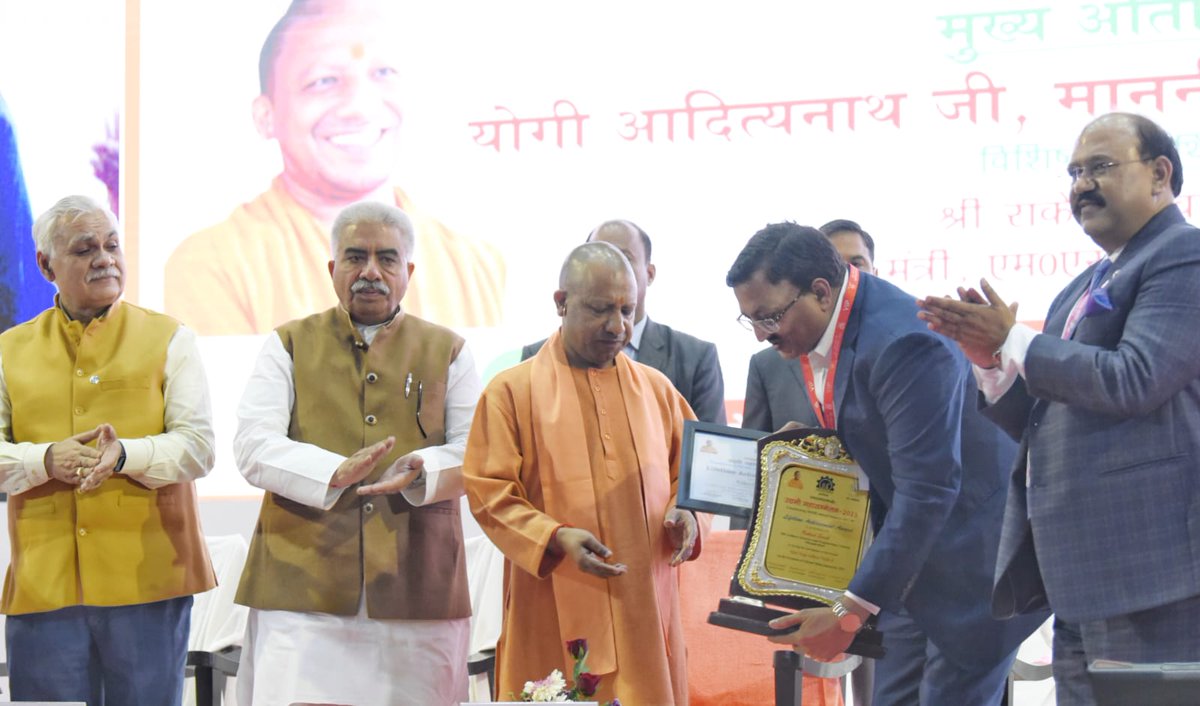 आज लखनऊ में माo मुख्यमंत्री जी ने इंडियन इंडस्ट्रीज एसोसिएशन द्वारा आयोजित उद्यमी महासम्मेलन का उद्घाटन किया। कार्यक्रम में प्रदेश में निवेश व MSME इकाइयों को बढ़ाने व प्रदेश अर्थव्यवस्था को 01 ट्रिलियन डॉलर बनाने पर चर्चा हुई। कार्यक्रम में मुझे भी सम्मिलित होने का सुअवसर मिला।