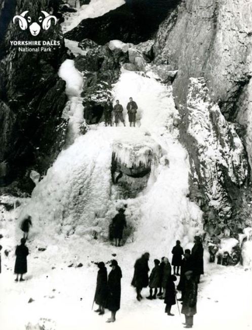 As the first snow has arrived across the #YorkshireDales we thought this would be a fitting #Throwback#Thursday! A very icy #Gordale Scar 🥶 We think the photograph was taken in the 1940s or 1950s, based on how folk are dressed. From @DalesMuseum #TBT #Malham #Malhamdale