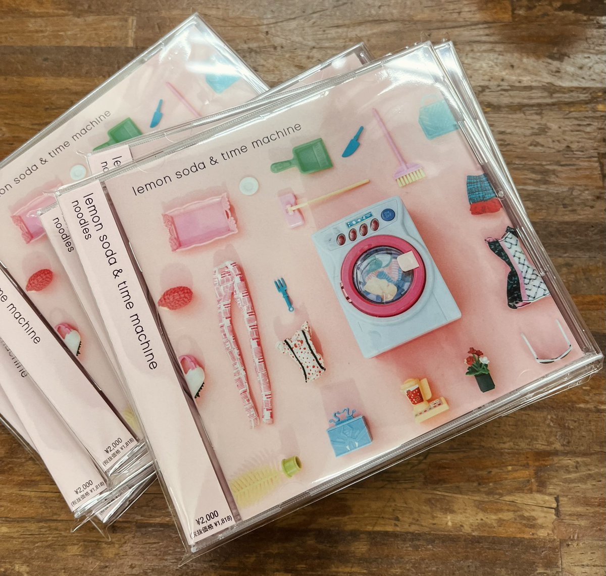 N41628627's tweet photo. someone please help me find this. CDs only available at live shows in japan, no shipping to customers outside japan, no one reselling on other sites, no streaming, not on soulseek. I really want the CD but at this point I'll settle for digital just can't find either https://t.co/3JdiKWeQMA