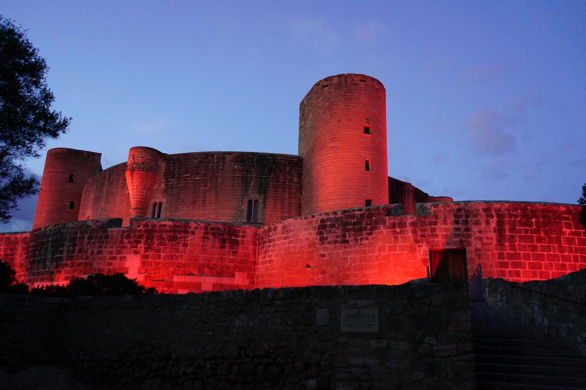 🔴 Hoy y mañana viernes, el Castillo de Bellver será iluminado de rojo recordando 👉 el Día de la Lucha contra el Sida que se celebra 📅 el 1 de diciembre.